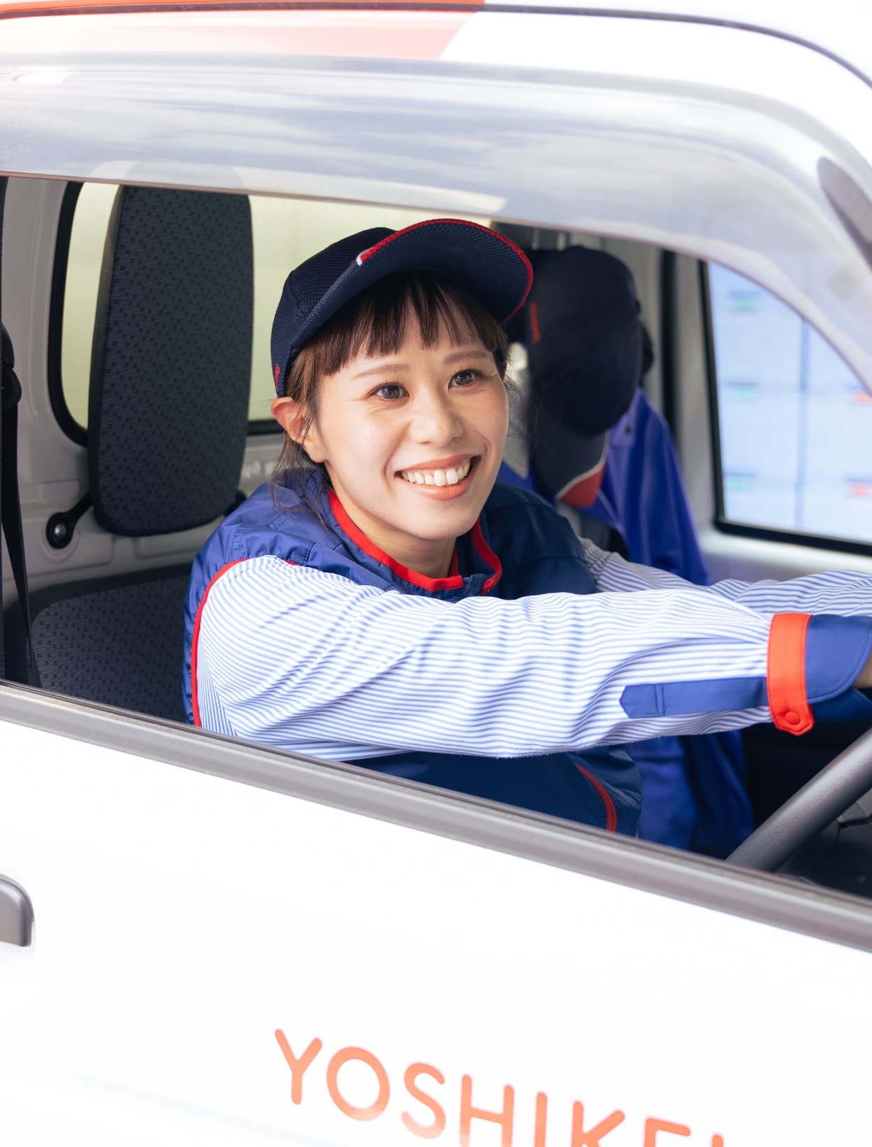 車の窓から話をしている写真