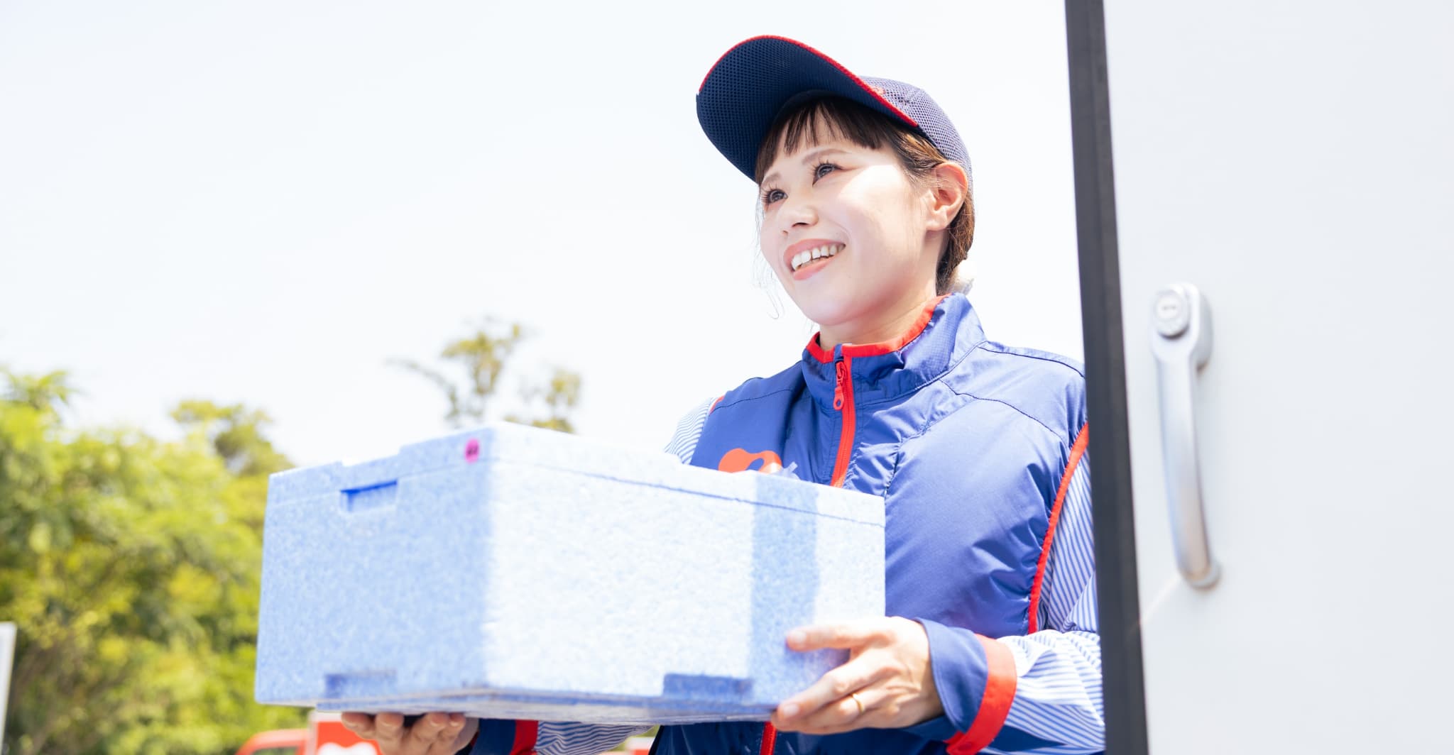 荷物を届ける写真