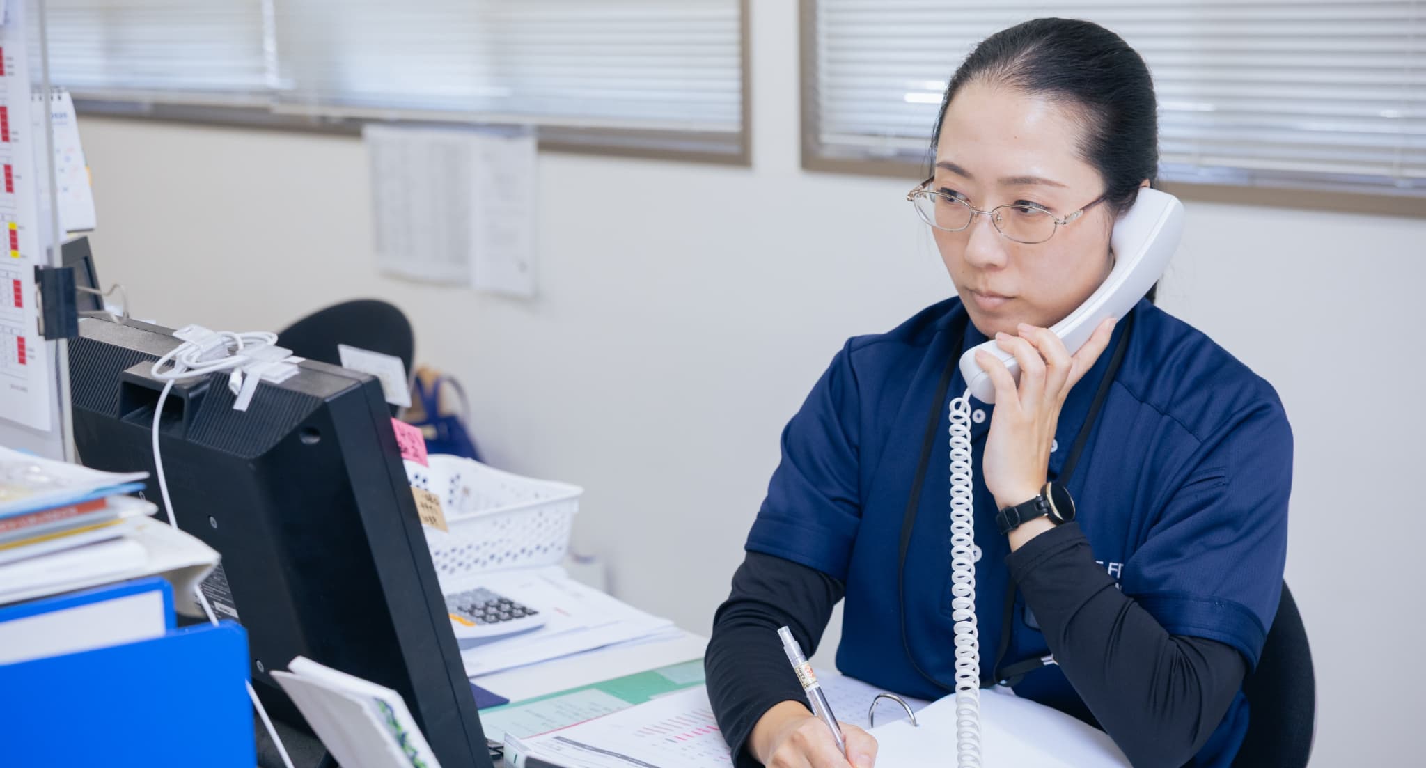 電話をしながらメモをとる様子