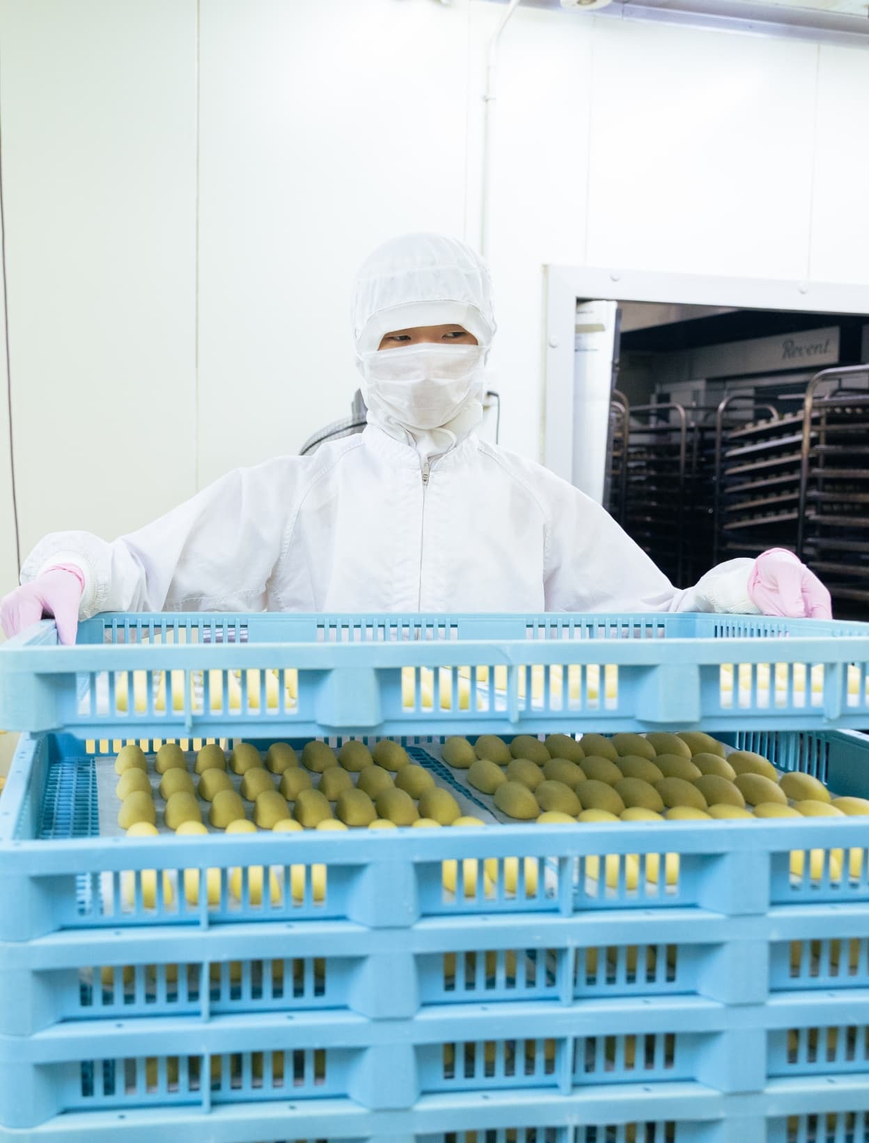 製品を積み上げる様子
