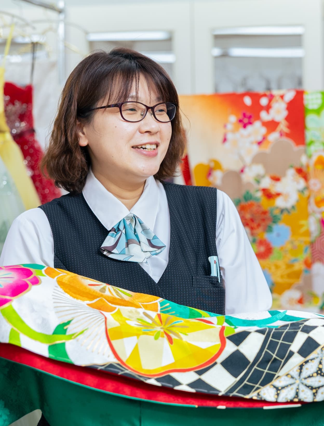 着物の説明をする様子