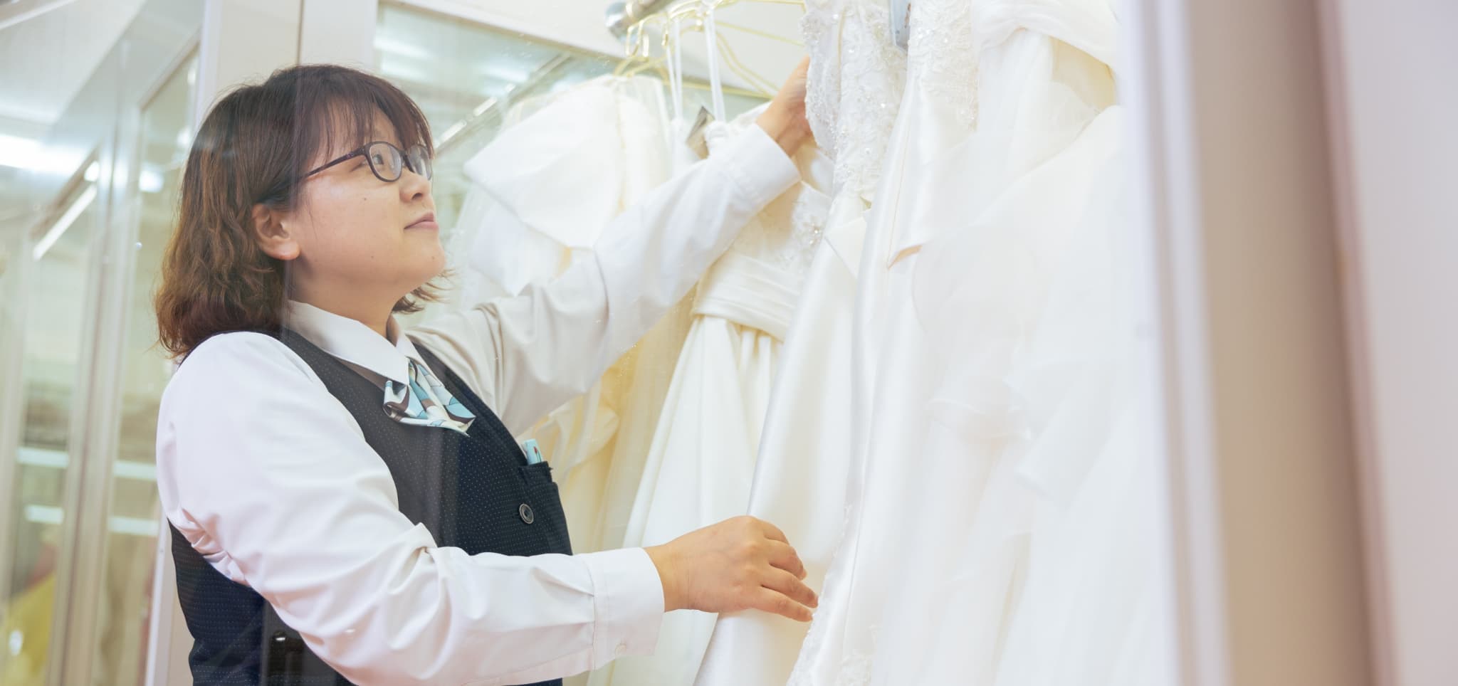 ドレスを整理する様子