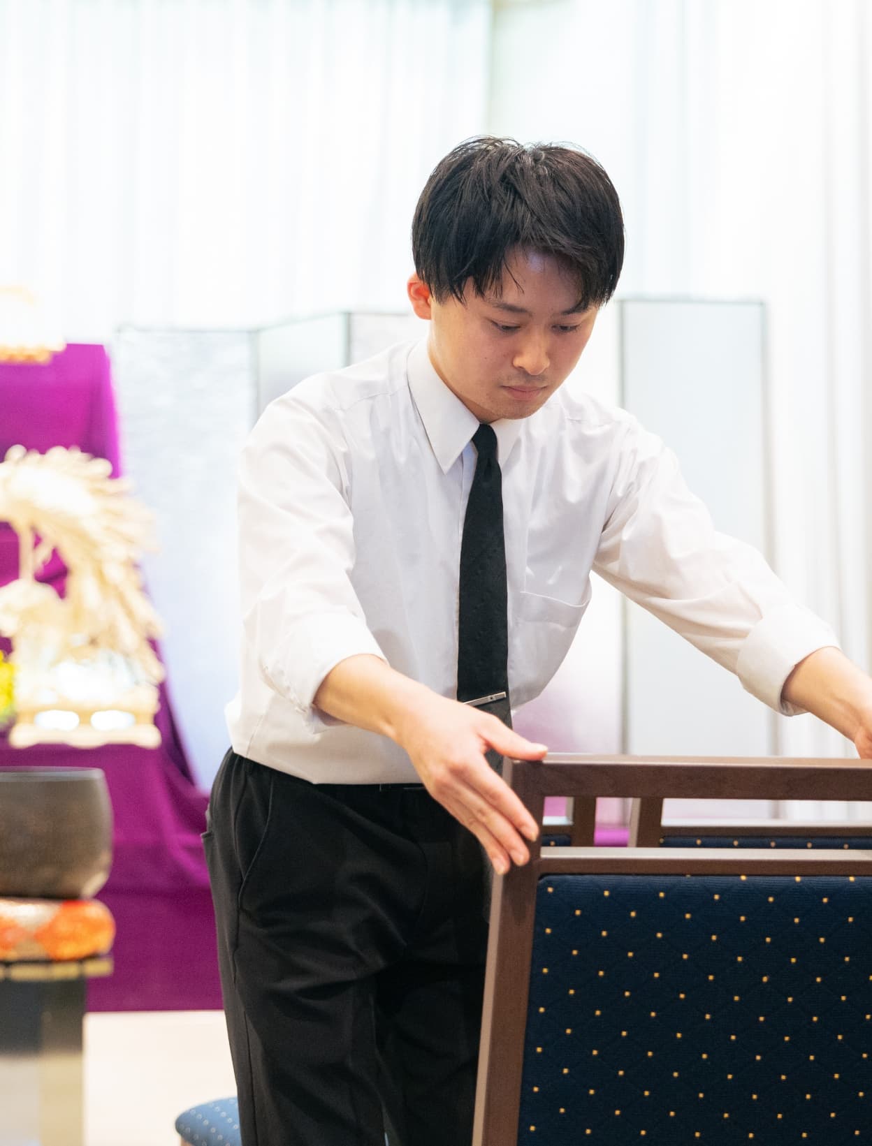 椅子を並べている様子
