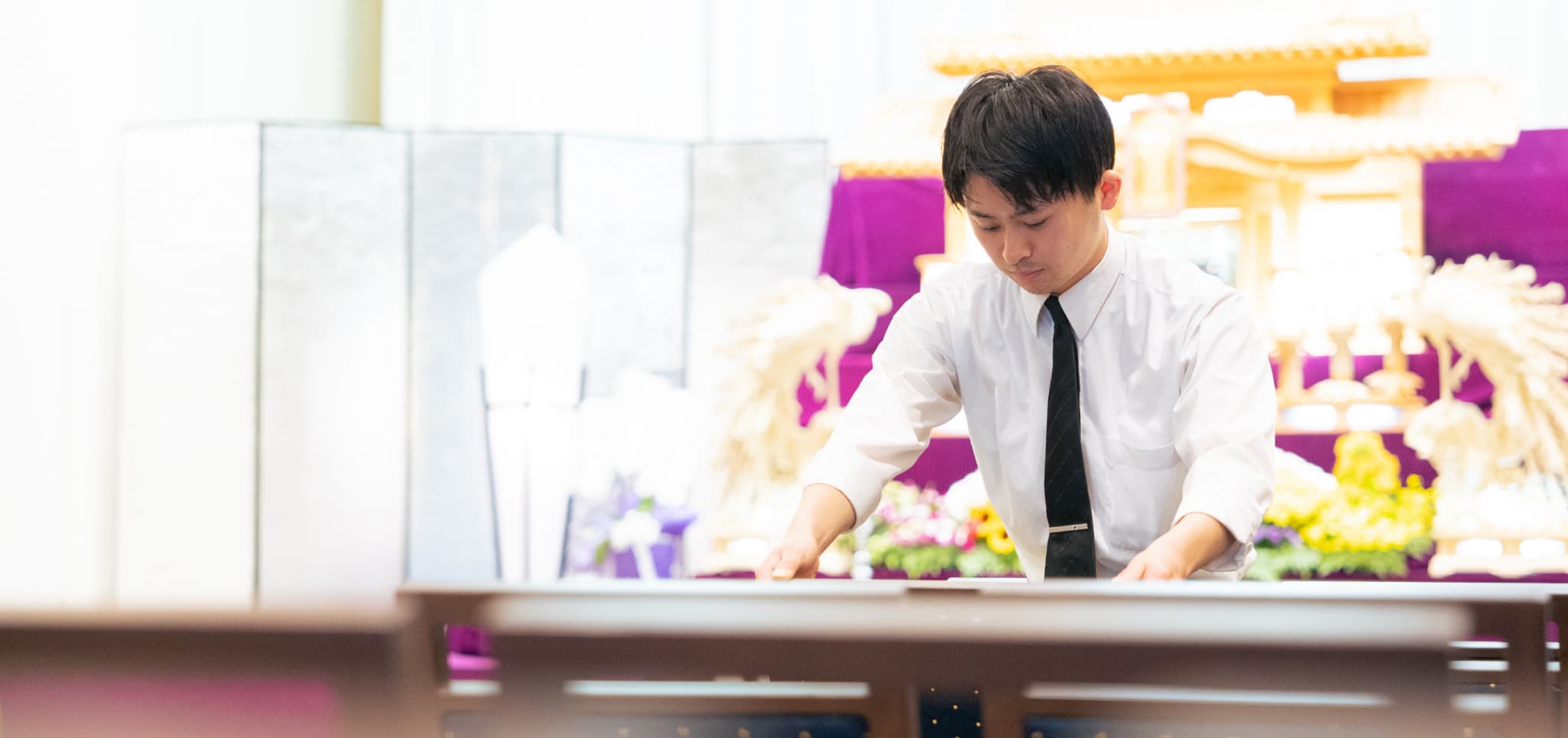 椅子を並べている様子
