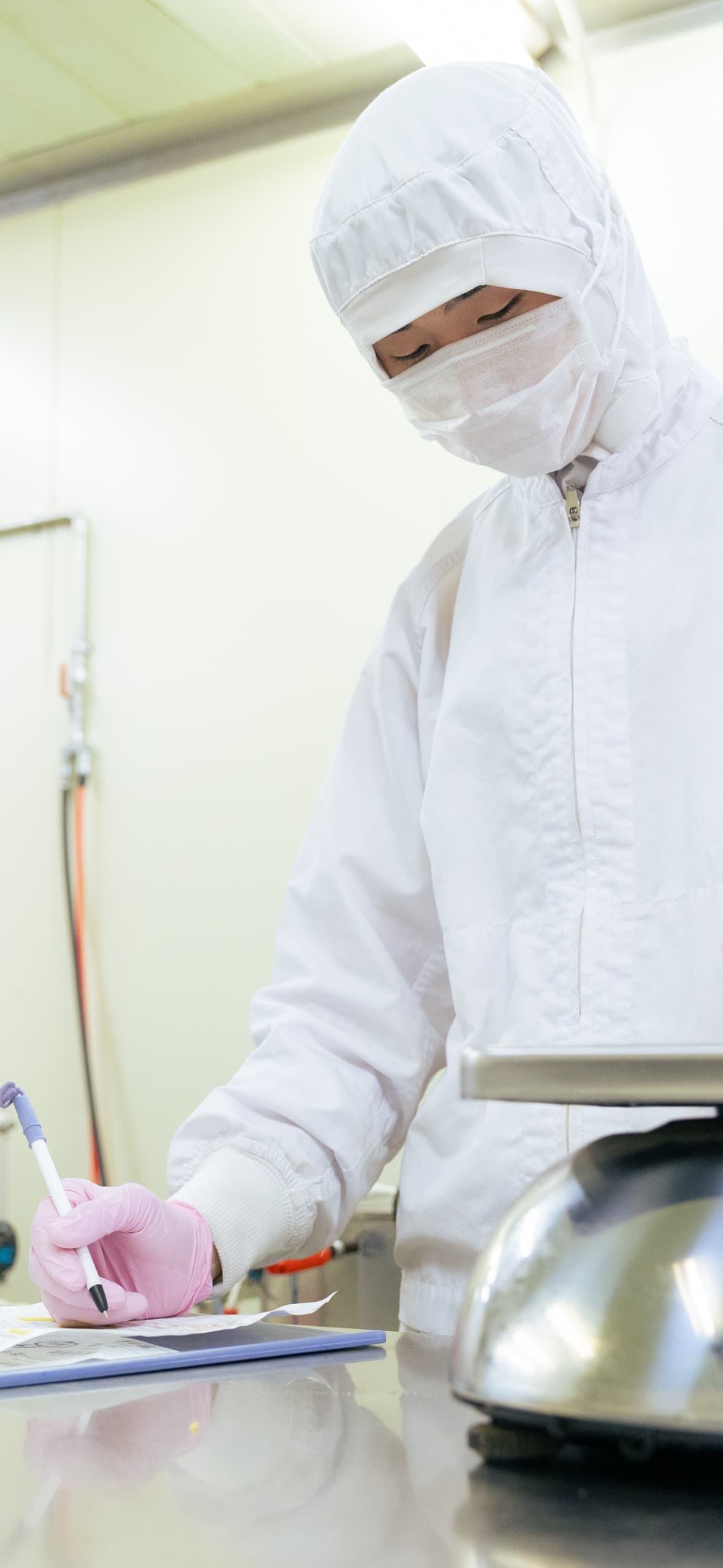 計測をする男性社員の写真