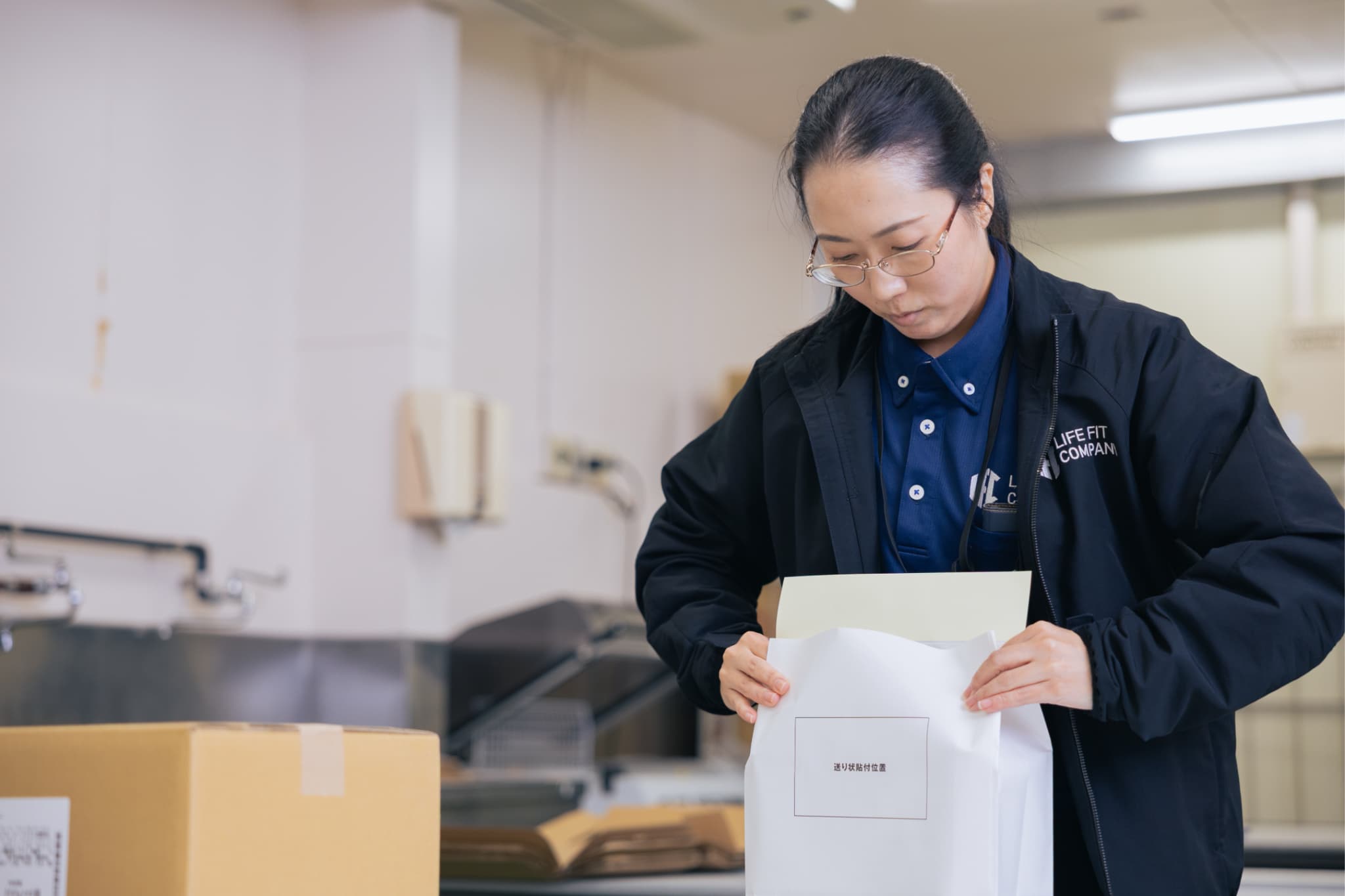 配送準備をする女性社員の写真